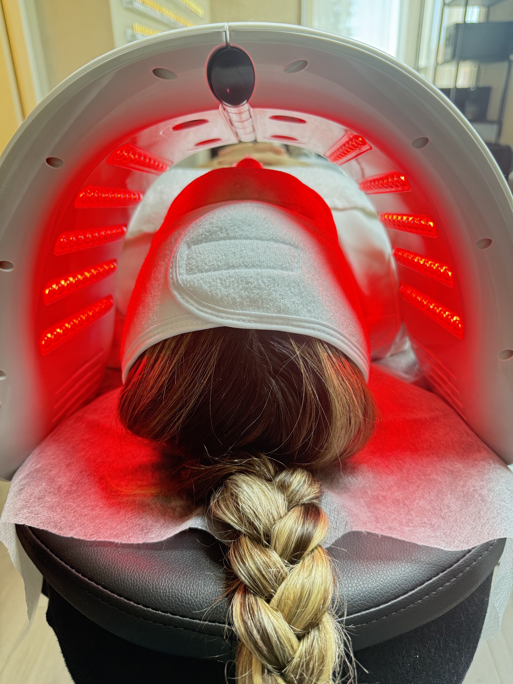 Een klant onder het LED-masker met rood licht