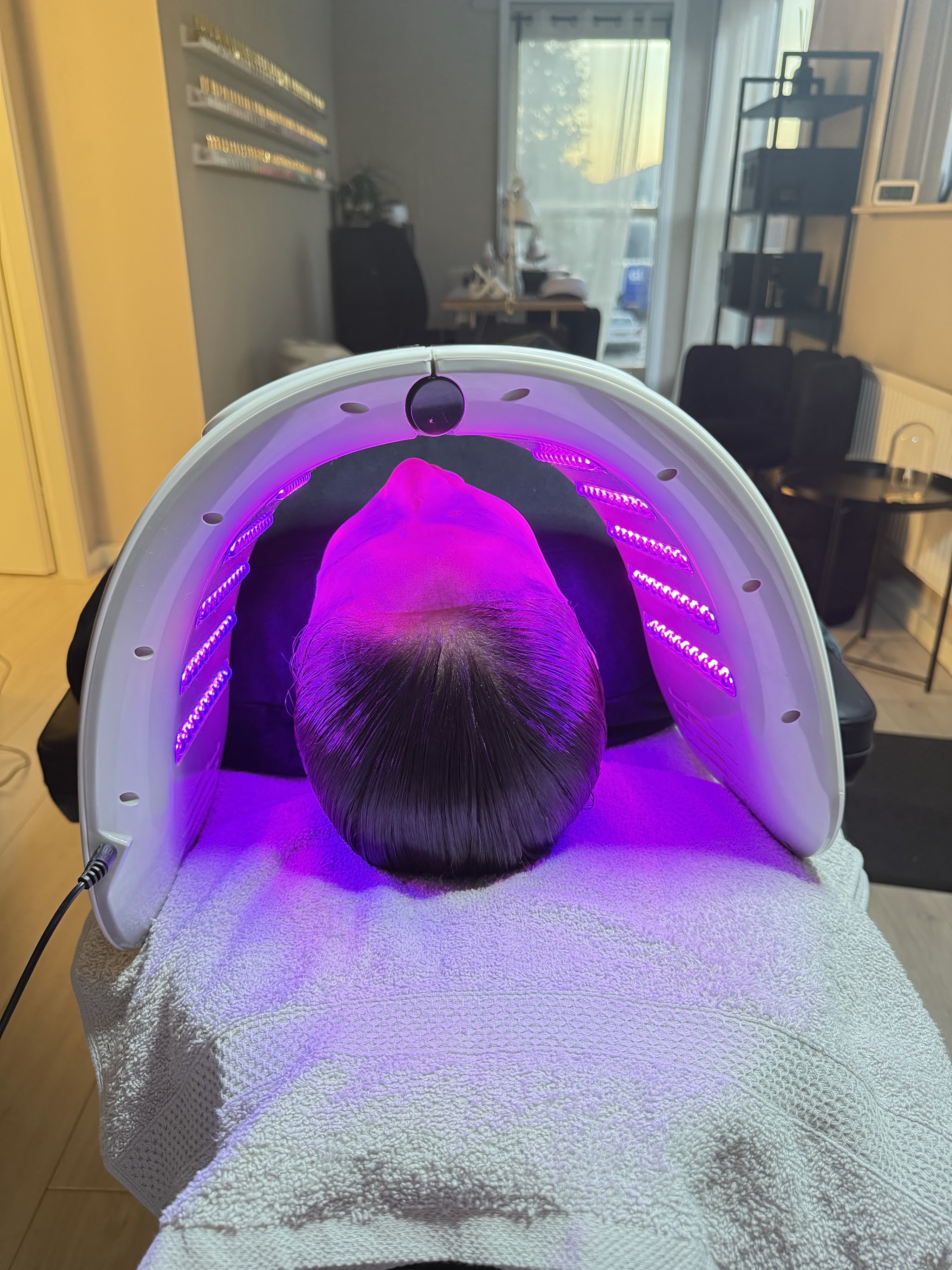 Een klant onder het LED-masker met violet licht