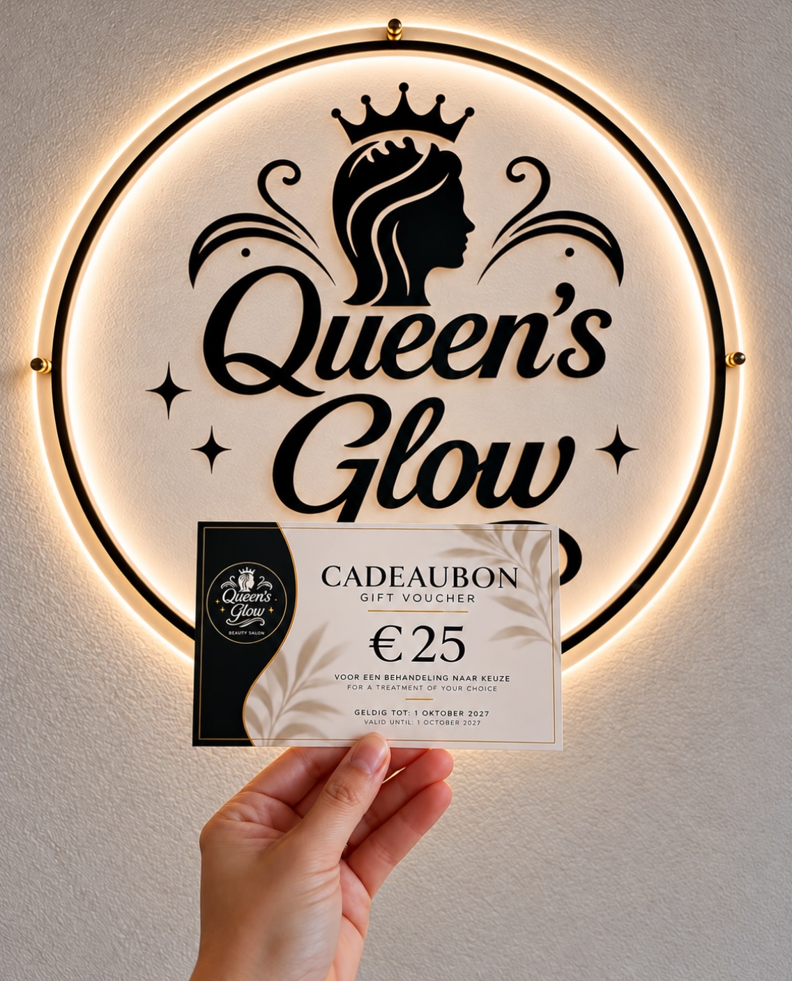 Een cadeaubon van Queen’s Glow van 25 euro voor het verlichte logo in de salon