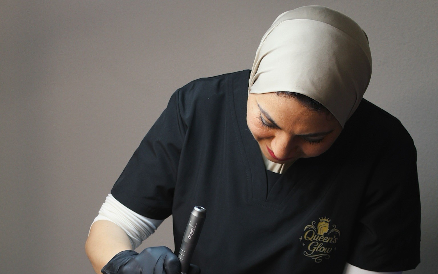 Angie aan het werk met een microneedling pen